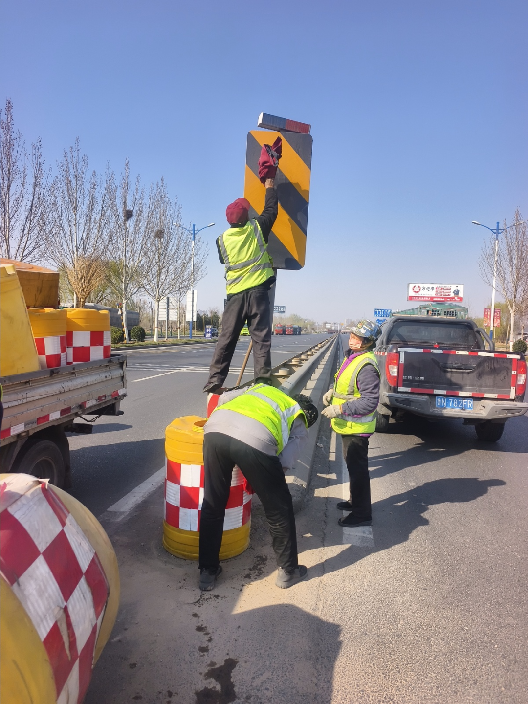 德達人的“五一”堅守答卷 德達人的“五一”堅守答卷