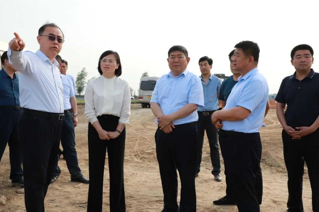 市委常委、副市長、交通運輸重點項目指揮部指揮長樊廷雷到臨武高速現(xiàn)場調(diào)度工程建設工作