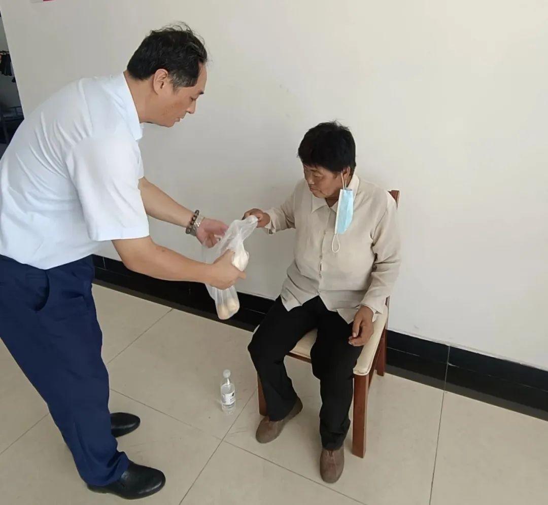 當失憶老人誤上高速……